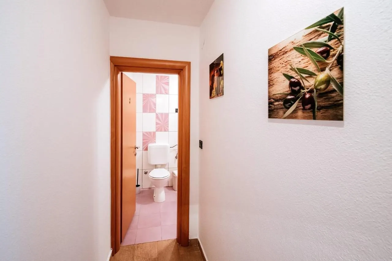 Roko Opacac Veli Iz,Otok Iz Apartment 0*,  Croatia