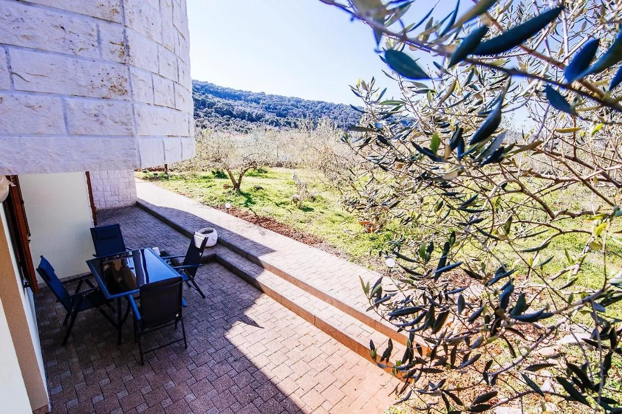 Roko Opacac Veli Iz,Otok Iz Apartment 0*,  Croatia